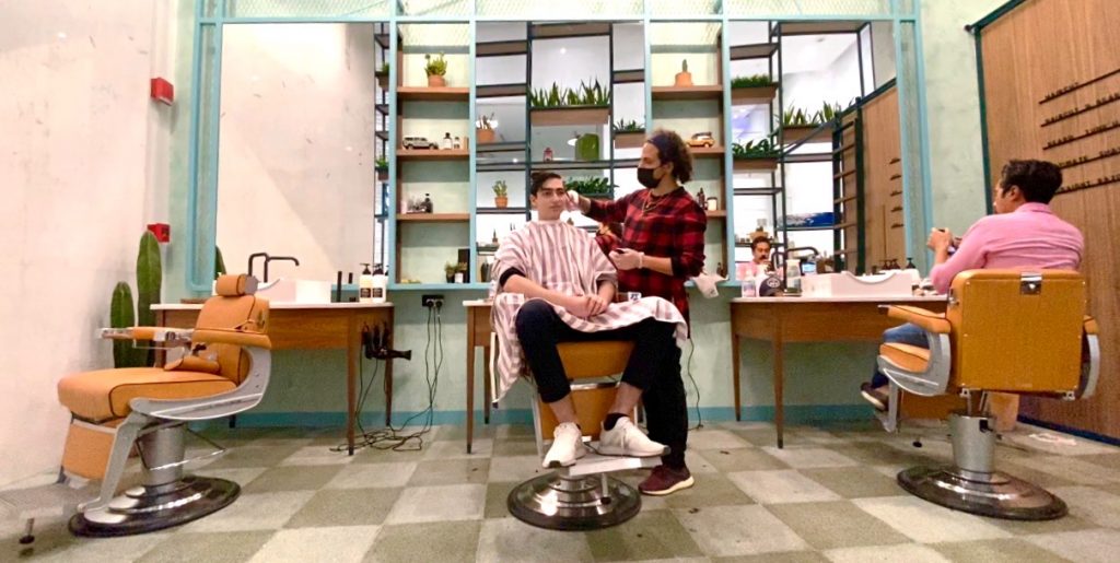 オリバー・ザイトゥニはアラブ首長国連邦ドバイのビジネスベイ地区に新しく開店したアウトドアに発想を得たサスティナブルな理髪店、ボー・バーバーショップの共同創立者だ。(ANJP Photo)