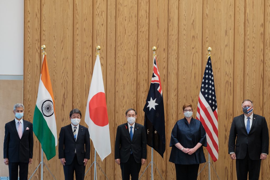 （左から右へ）インドのスブラマニヤム・ジャイシャンカル外相、日本の茂木敏充外相、日本の菅義偉首相、オーストラリアのマリズ・ペイン外相、マイク・ポンペオ米国務長官は2020年10月6日、東京の首相官邸で行われたクアッド インド太平洋会合を前に写真撮影に応じた。（AFP通信）