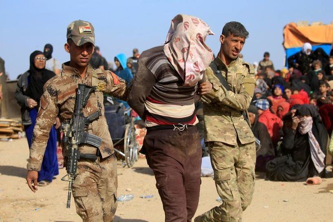 イラクの特殊作戦部隊が、イラクのモースル西部でイスラム国の過激派と疑われる人物を逮捕した(2017年2月26日)。(ロイター通信)