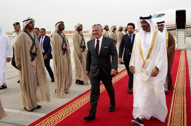 ファイル写真は、2019年にアルバティーン空港でアブドラ2世国王を迎えるシェイク・モハメド・ビン・ザイード氏。（AFP通信）