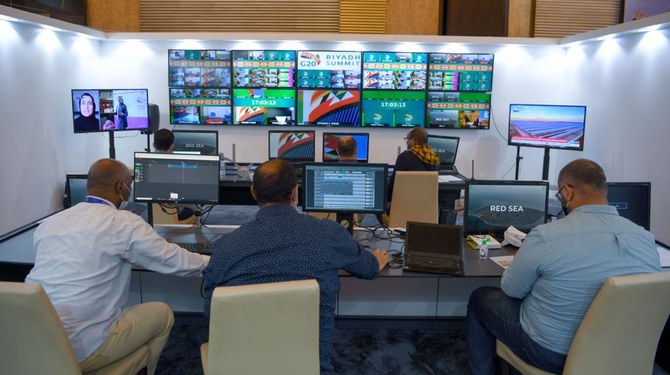 国際メディアセンター内にある司会者放送センターの操作室。 (AN フォト/バシル・サレフ)