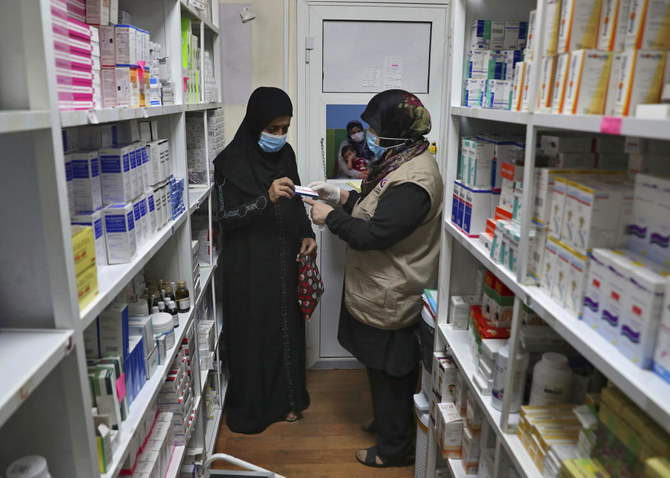国が外貨危機に対処するなか、レバノンの人道主義団体「アメル協会」は、医薬品の予期せぬ不足に直面している人々のために支援を提供している（AP通信）