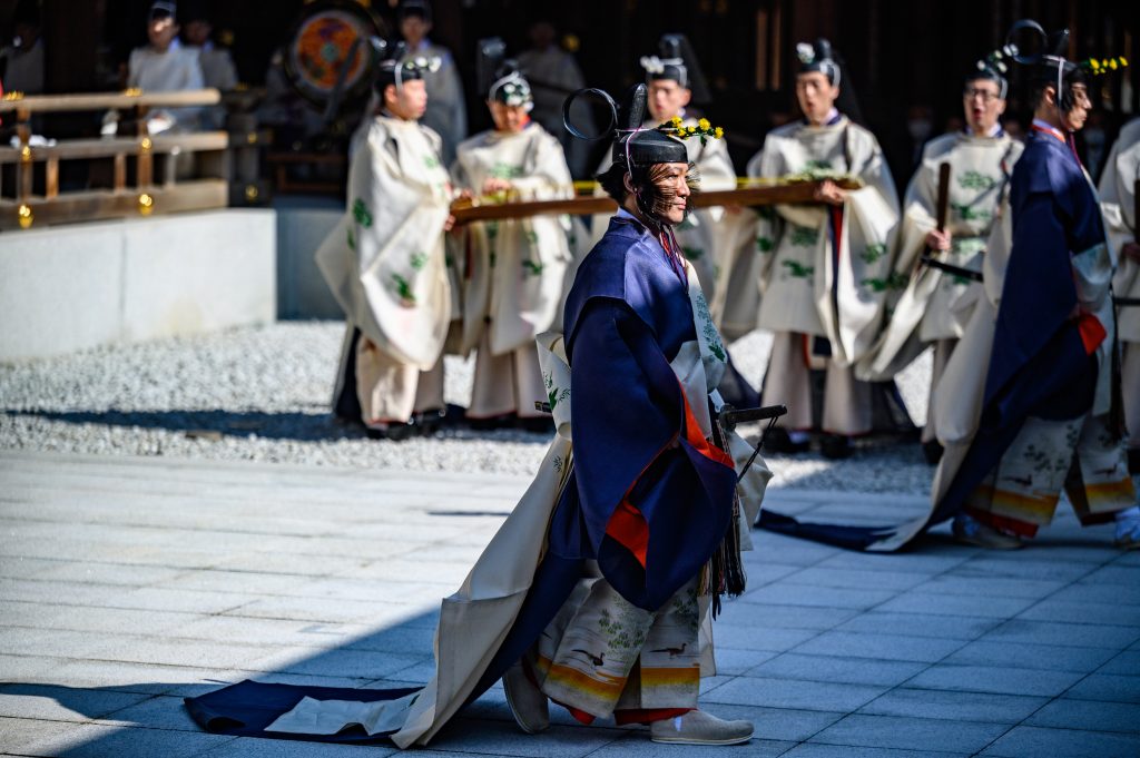 明治神宮創建100周年を祝う「鎮座百年祭」に参加する神楽師、巫女、東京2020年11月1日。(AFP)