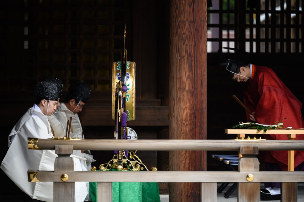 明治神宮創建100周年を祝う「鎮座百年祭」に参加する宮司（R）、東京2020年11月1日。 (AFP)