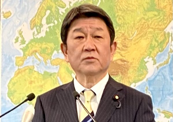2020年11月4日、東京で開催された外務省の記者会見でアラブニュースからの質問に耳を傾ける日本の茂木敏充外務大臣。（ANJP写真）