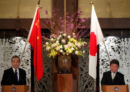 2020年11月24日に東京で行われた会談後、共同記者会見に出席する中国の王毅国務委員兼外相（左）と日本の茂木敏充外務大臣。