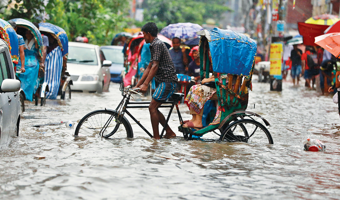次回のG20 サミットでは、写真のバングラデシュ首都における深刻な洪水のような、増大する世界の気候変動問題について議論することになる。（シャッターストック）