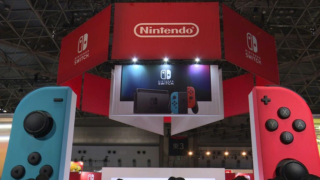 日本のゲーム大手任天堂は、上半期の純利益が前年同期比243.6%増となるとし、コロナウイルスのロックダウンが特別な需要を牽引していることから、通期の売上高と純利益の予想を上方修正したと発表した。(資料写真/AFP通信)