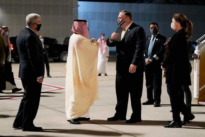 ジョン・アビザイド在サウジアラビア米国大使(左)とサウジアラビア外務相ファイサル・ビン・ファーハン皇太子が、サウジアラビアのNEOMに到着したマイク・ポンペオ米国務長官と妻のスーザンに挨拶する。(AFP)