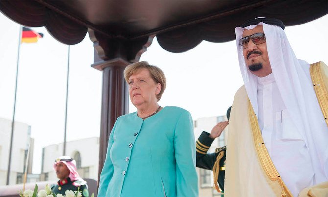 サウジアラビアのサルマーン国王とドイツのアンゲラ・メルケル首相が電話会談を行い、テロやG20サミットについて話し合った。（資料写真/サウジ王宮/AFP）