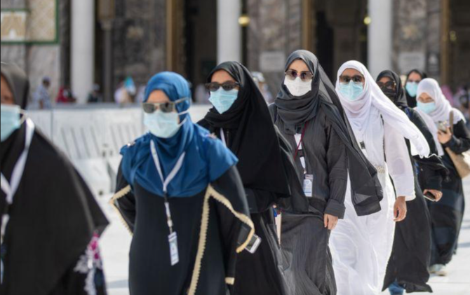 新型コロナウイルス感染症 (COVID-19) のパンデミックの最中、年に1度の大巡礼「ハッジ」において、サウジアラビアの聖地メッカにあるマスジド・ハラームのカアバのまわりを周回するために訪れた、フェイスマスクを着用したイスラム教巡礼者たち。2020年7月29日。(ロイター)