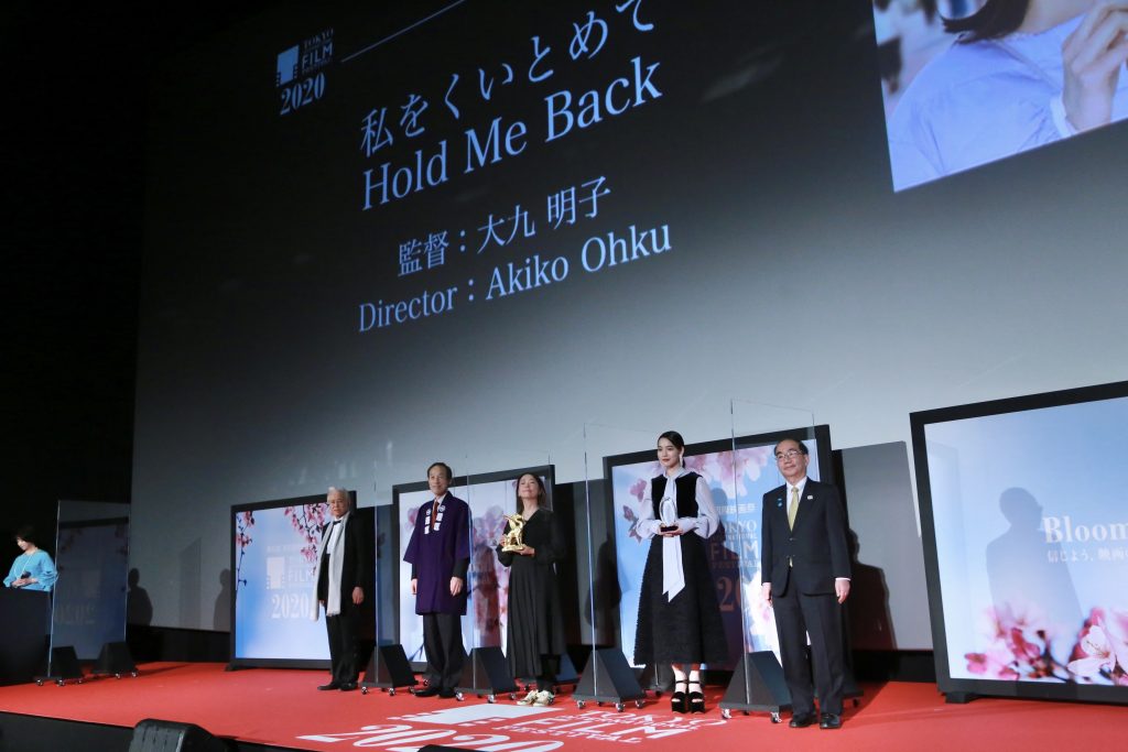 東京国際映画祭で観客賞を受賞した『私をくいとめて』のチーム。 （写真：ANJ） 