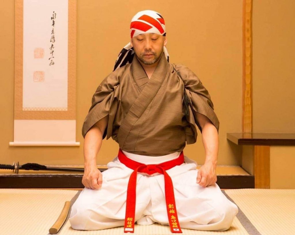 島口は日本大学芸術学部を卒業し、1998年に演技の美と武術を一体化させたパフォーマンス、かむゐを作り上げた。（資料）