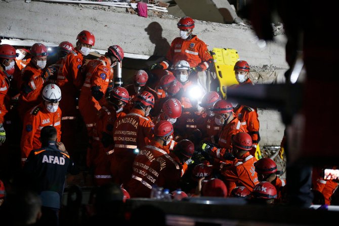 トルコのイズミルで、倒壊した建物から犠牲者の遺体を運び出す救助隊員（2020年10月31日撮影）。（AP写真/Emrah Gurel）