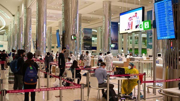 UAEのドバイ国際空港の第3ターミナルに到着し、検診を受ける観光客。 （ファイル/ AFP）