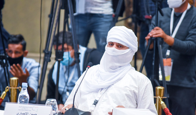 チュニジアのチュニスで開かれたリビアの和平協議の開会式に出席する、リビアの対立勢力の一方に所属するハッセン・アルアンサリ。2020年11月9日。(AP)
