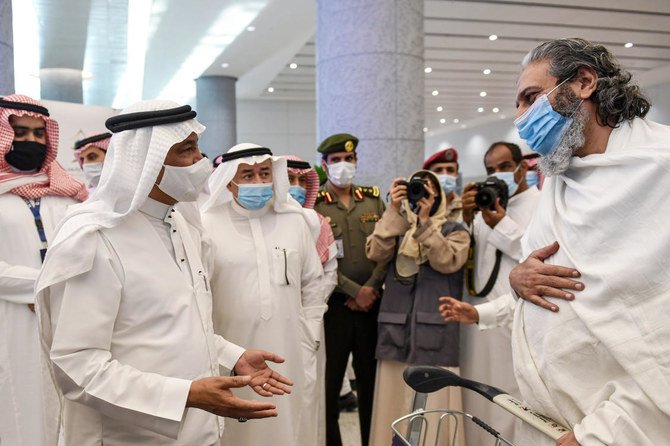 サウジアラビア、ハッジ・ウムラ省のモハメッド・サレ・ベンテン大臣（右から2番目）、1年間のウムラ巡礼のためにパキスタンからサウジアラビアに訪れた巡礼者を迎える。2020年11月1日、キング・アブドゥルアズィーズ国際航空（ジッダ）にて。（AFP撮影）
