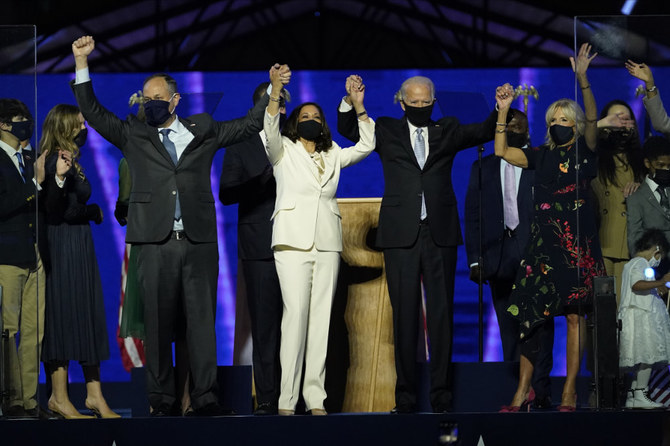 左から、カマラ・ハリス次期副大統領の夫ダグ・エンホフ氏、ハリス氏、ジョー・バイデン次期大統領、ジル・バイデン夫人が一緒に登壇した（2020年11月7日、デラウェア州ウィルミントンにて）。（写真：アンドリュー・ハーニック/AP通信）