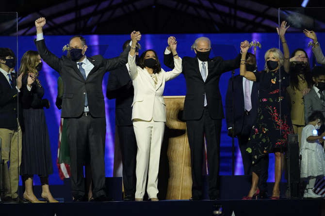 左から、カマラ・ハリス次期副大統領の夫ダグ・エンホフ氏、ハリス氏、ジョー・バイデン次期大統領、ジル・バイデン夫人が一緒に登壇した(2020年11月7日、デラウェア州ウィルミントンにて)。(写真:アンドリュー・ハーニック/AP通信)