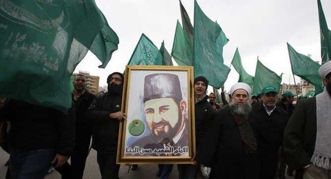 ベイルートで、ムスリム同胞団の創始者ハッサン・アルバンナの写真を掲げるデモ隊。（ファイル写真／ロイター通信）