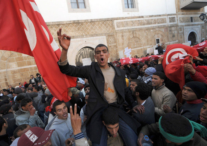 2011年1月23日に撮影されたこのファイル写真には、チュニジア中部のシディ・ブジッドの住人らがチュニスの政府官邸前でデモを行う様子が写る。（AFP）