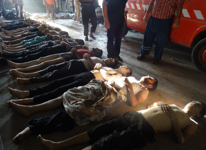 2013年8月21日にシリアの反体制派シャム・ニュース・ネットワークによって配られたこのファイル印刷物上の画像には、ダマスカス東部の郊外にあるグータで男の子や成人男性らの遺体が地面に並べられている様子が写る。シリア反体制派によると、彼らは政府軍による毒ガス攻撃によって殺害されたという。（AFP）
