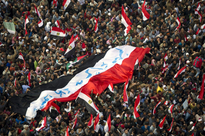 2011年11月25日、カイロのタリル広場で金曜祈祷の後に抗議運動者らが大衆に混じって、「出て行け、エジプトはお前達全部よりも大きいのだ」というスローガンを書いた旗を掲げる。（AFP）
