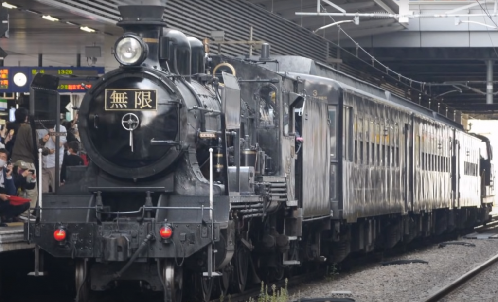 この列車は、公開から10日間で約107億円の興行収入を記録したアニメ映画『鬼滅の刃 無限列車編』にちなんで運行されている。（スクリーンショット/kirin0825）