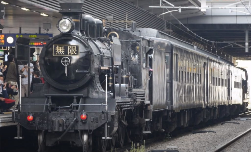 この列車は、公開から10日間で約107億円の興行収入を記録したアニメ映画『鬼滅の刃 無限列車編』にちなんで運行されている。(スクリーンショット/kirin0825)
