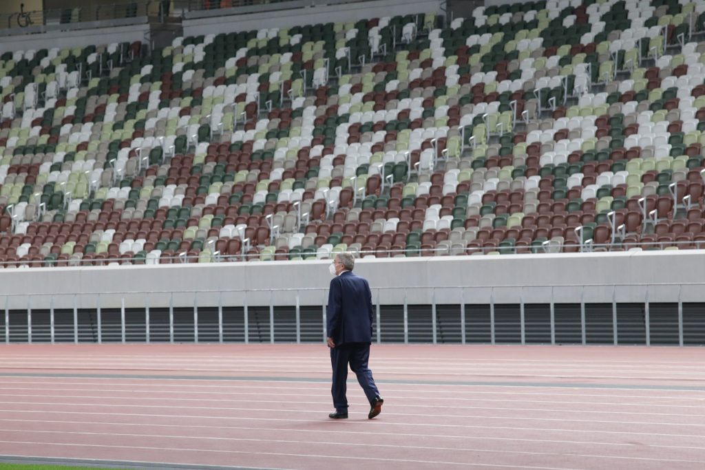 トーマス・バッハ IOC 会長、保護用マスクを着けずに一人で東京国立オリンピック競技場を視察する。(ANJ 写真)