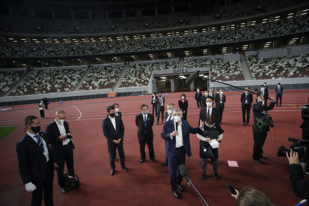 トーマス・バッハ (Thomas Bach) IOC 会長、オリンピック大会の開催決定後、IOC および JOC 代表団と共に東京のオリンピック国立競技場に入場 。(ANJ 写真)