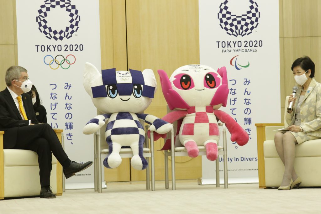 小池百合子東京都知事（右）がトーマス・バッハ会長に対し、東京オリンピック2021年開催への同意に感謝を述べる。（ANJ）