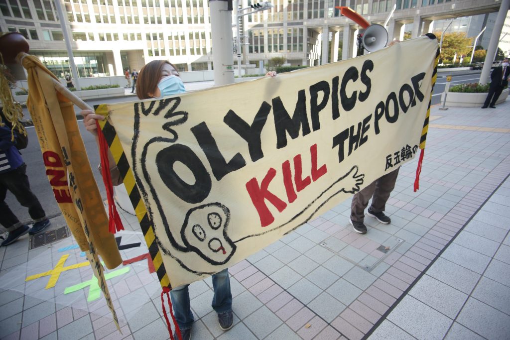 抗議者らがオリンピック開催に不満の声を上げる。（ANJ）