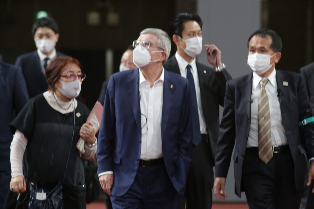 トーマス・バッハ氏、COVID-19、ワクチンそして競技場の構造について記者に答える。 (ANJ 写真)