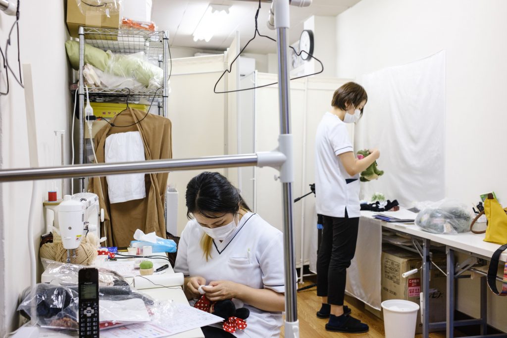 東京のなつみクリニックでスタッフらがぬいぐるみの治療中（写真/AFP）