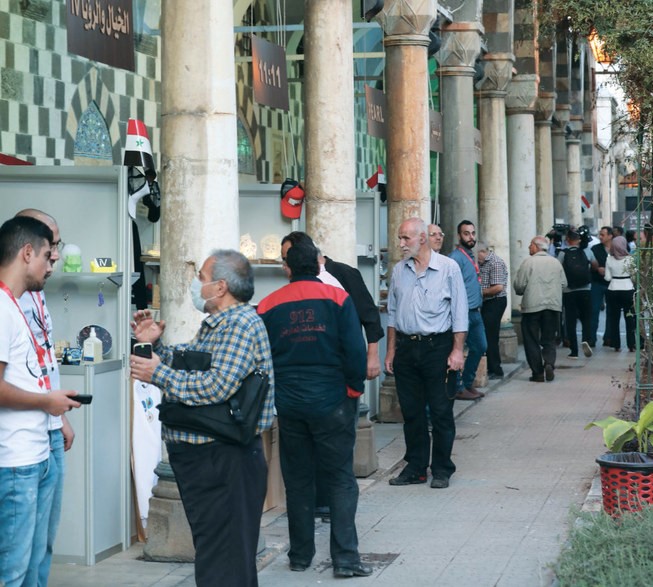 シリアの首都ダマスカスのTekkiyeh Sulimaniyehで内戦で打撃を受けたアレッポの事業の再興のために開催されたフェアを訪れる観光客。(AFP通信）