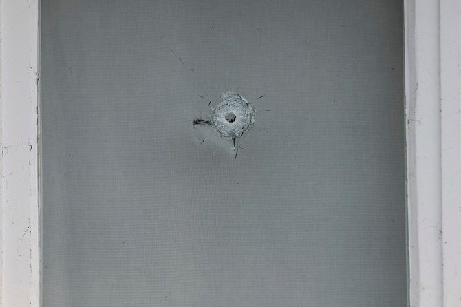 銃弾は大使館の壁と窓の両方に当たった。(AP)
