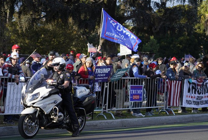 ドナルド・トランプ大統領の再選を支持する人たちは2020年11月7日、カリフォルニア州ビバリーヒルズのノースサンタモニカ大通りでデモを行い、ジョー・バイデン氏の支持者たちが勝利を祝うニュースが流れる中、票の再集計を要求している。（AP 写真／ダミアン・ドヴァルガネス)