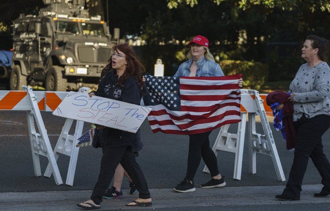 ドナルド・トランプ大統領の支持者たちは2020年11月7日、ネバダ州ノースラスベガスでクラーク郡選挙管理局の外で抗議行動を行った。(イーサン・ミラー/Getty Images/AFP)