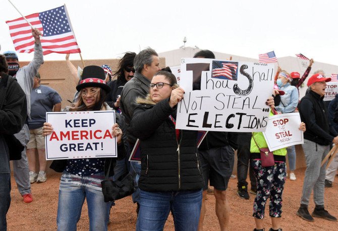ドナルド・トランプの支持者は2020年11月7日、カリフォルニア州ビバリーヒルズでデモを行い、ジョー・バイデンの支持者が勝利を祝うニュースが流れる中、投票の再集計を要求している . (AP 写真/ダミアン・ドヴァルガネス)