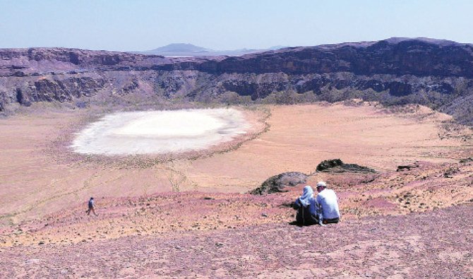 タバとその周辺は火山活動地帯だ。1983年、亀裂や地割れと共に起きた地盤沈下により、噴火口に沿って割れ目が長距離に広がり、住民は避難を余儀なくされた。（提供）