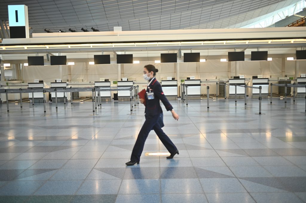 厚労省によると、30代女性は南アからカタールの首都ドーハを経由し、19日に成田空港に到着。症状はなかった。(AFP)