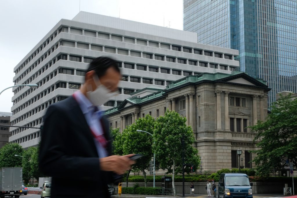国内景気については「厳しい状態にあるが持ち直している」との判断を維持した。(AFP)