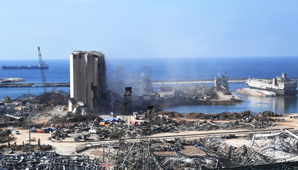 レバノンの首都を大きく破壊した大規模な化学爆発直後のベイルート港。2020年8月4日撮影。（AFP通信）