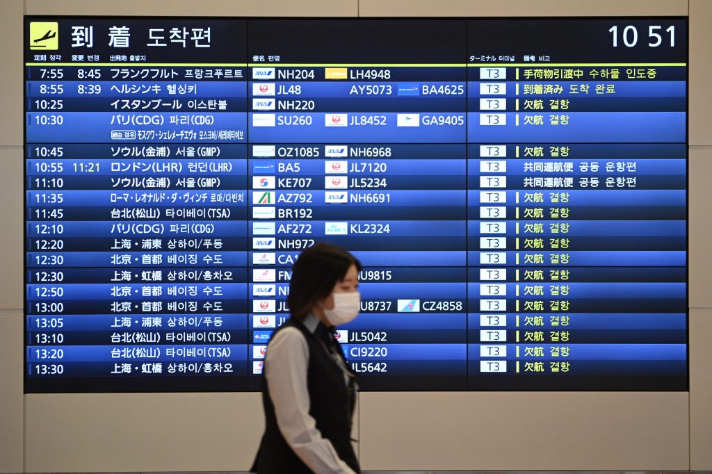 英国で見つかった変異種は日本ではまだ確認されていない。政府は一たび流入を許せば「医療崩壊につながりかねない」(関係者)と危機感を募らせている。段階的に緩めてきた水際対策について「失敗したら批判が一気に政権に向かう」(政府高官)との懸念もある。(AFP)