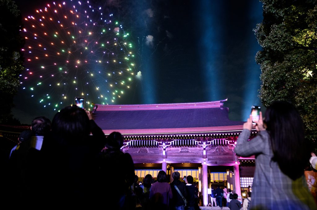 日本では一年で最も重要な祭日である新年に寺院や神社を参拝することが重要な行事となっており、派手な花火や騒々しいパーティ―といった行事はあまり一般的ではない。（AFP）