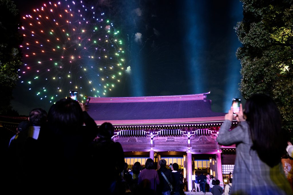日本では一年で最も重要な祭日である新年に寺院や神社を参拝することが重要な行事となっており、派手な花火や騒々しいパーティ―といった行事はあまり一般的ではない。(AFP)
