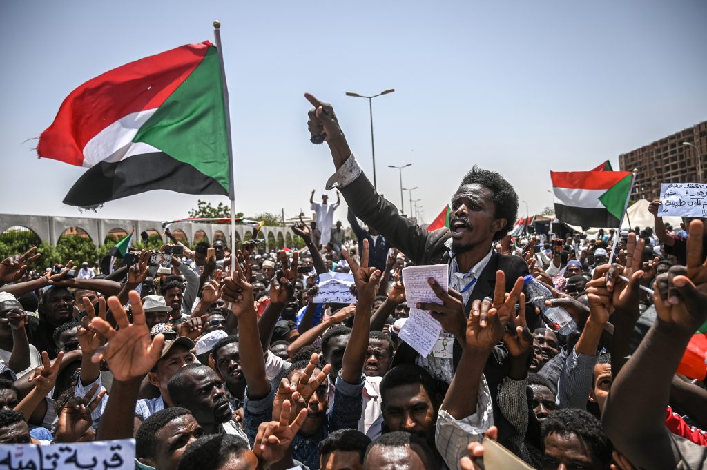 日本は声明で、暫定政府による昨年以来の改革努力を称賛し、今回の決定に対応してスーダンの国造りと民主化への支援へさらに尽力すると述べた。（AFP）