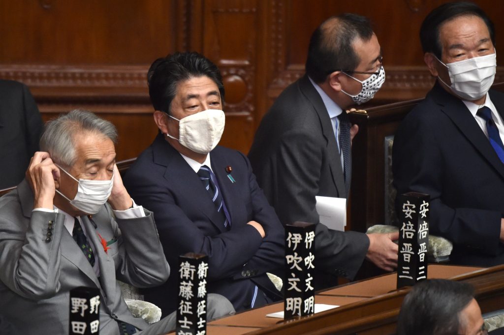 東京の国会衆議院本会議に参加している日本の安倍晋三前首相(左から2番目)。日本の検察は支援者向けに開催された催し物の費用などのスキャンダルをめぐって、安倍晋三前首相に任意の事情聴取を要請した。地方メディアが2020年12月3日に報じた。(提供写真 / AFP)