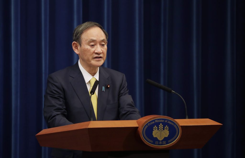 2020年12月4日(金)、東京都内で記者会見する日本の菅義偉首相(写真/AP)